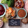 سلنیوم چیست؟ فواید، منابع غذایی، نیاز روزانه و عوارض کمبود سلنیوم