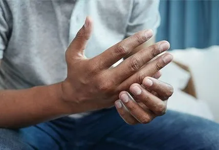 قولنج‌شکنی را جدی بگیرید؛ عوارضی که مفاصل شما را تهدید می‌کند